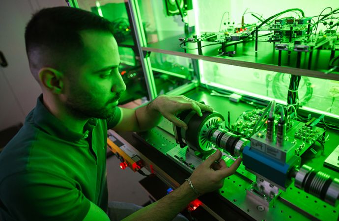 Effizientere Elektromotoren durch Temperaturkontrolle – Künstliche Intelligenz überwacht Antriebe im Betrieb