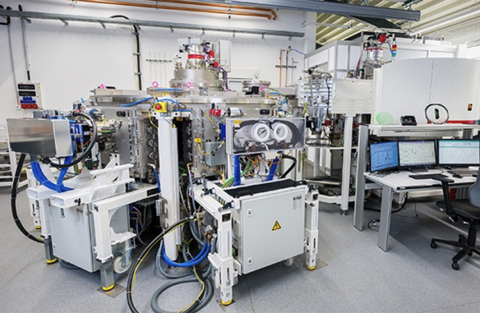 Neues industrielles Produktionssystem für präzisionsoptische Schichten